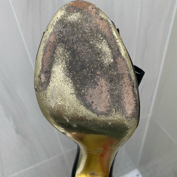 VALENTINO patent bow slides with gold sole and duster bag. - Picture 9 of 15